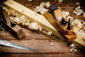 Lavorando attrezzo. pialla con di legno trucioli. foto