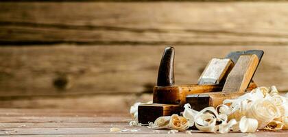 Lavorando attrezzo. pialla con di legno trucioli. foto