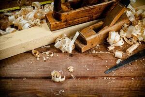 Lavorando attrezzo. pialla con di legno trucioli. foto