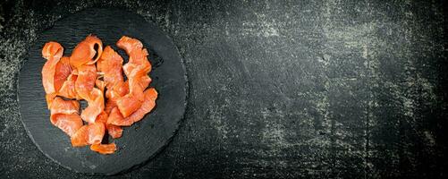 salato salmone su un' pietra tavola. foto