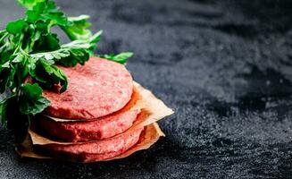 mucchio crudo hamburger su il tavolo. foto