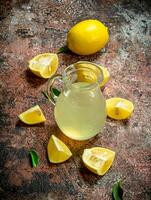 Limone succo nel picher. foto