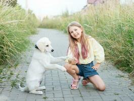 cucciolo labrador cane da riporto e poco ragazza foto