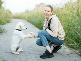 cucciolo labrador cane da riporto e giovane ragazza foto