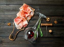 spagnolo prosciutto con rosso vino e noccioline. foto