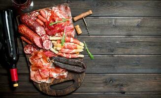 antipasto sfondo.varie assortimento di carne spuntini con rosso vino. foto