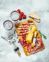 antipasto sfondo. vario carne e formaggio spuntini con rosso vino. foto