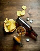 birra e patatine fritte nel il ciotola. foto