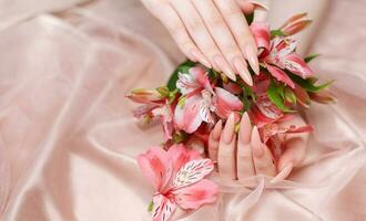 elegante pastello rosa naturale manicure. foto