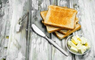 prima colazione. tostato pane e burro . foto