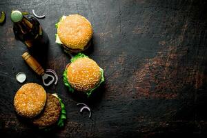 hamburger con birra nel un' bottiglia. foto