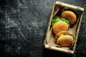 hamburger con Manzo e verdure nel il cestino. foto