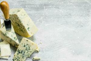 blu e Brie formaggio con coltelli. foto