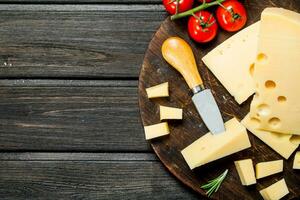 fresco formaggio con pomodori e rosmarino su il taglio tavola. foto