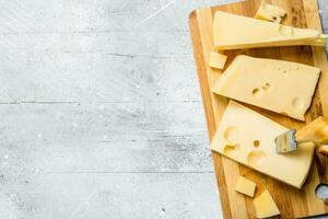 fresco formaggio su il chopping tavola. foto