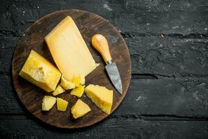 parmigiano formaggio su un' di legno tavola. foto