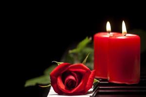 fiore rosso rosa sui tasti del pianoforte romantico foto