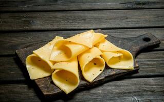 magro fette di formaggio su il taglio tavola. foto