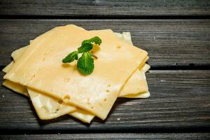 magro fette di formaggio con un' ramo di menta. foto