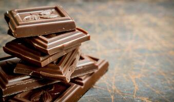 cioccolato cunei su di legno sfondo. foto