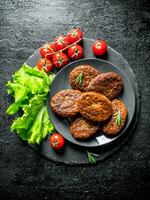 cotolette con ciliegia pomodori e insalata le foglie. foto