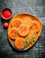 pesce cotolette con timo e pomodoro salsa. foto