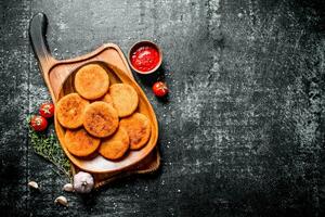 pesce cotolette su un' piatto con timo, aglio e pomodoro salsa. foto