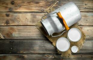 fresco latte nel un' bicchiere con un' Potere. foto