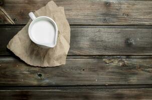 fresco latte nel un' tazza. foto