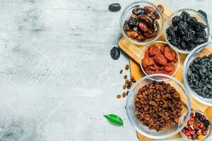 assortimento di diverso tipi di secco frutta nel ciotole. foto