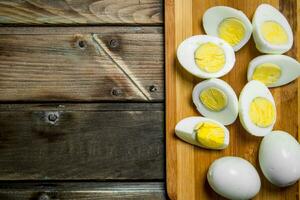 affettato bollito uova su taglio tavola. foto