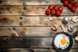 fritte uovo nel un' padella con pomodori. foto