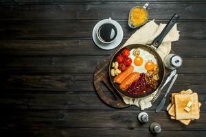 tradizionale inglese prima colazione con un' varietà di cibo e aromatico caffè. foto