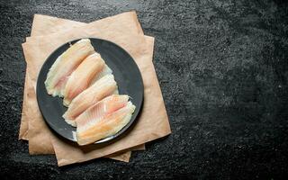 pesce filetto su piatto con carta. foto