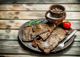 grigliato Manzo bistecche con spezie e rosmarino. foto