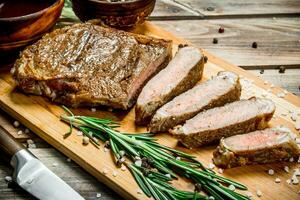 grigliato Manzo bistecca con spezie e erbe aromatiche. foto