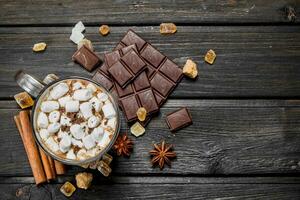 caldo cioccolato con cannella e marshmallows. foto