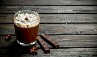 ot cioccolato nel un' tazza con marshmallows. foto