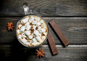 ot cioccolato nel un' tazza con marshmallows. foto