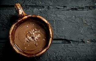 caldo cioccolato con cannella bastoni. foto