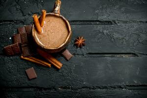 caldo cioccolato con cannella bastoni. foto
