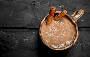 caldo cioccolato con cannella bastoni. foto