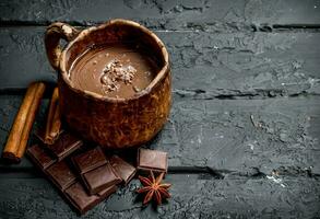 caldo cioccolato con cannella bastoni. foto