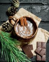 caldo cioccolato con cannella bastoni. foto