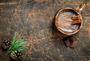 tazza di caldo cioccolato con cannella bastoni. foto