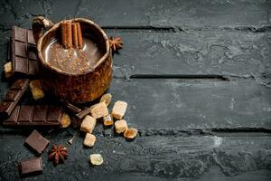 caldo cioccolato con cannella bastoni. foto