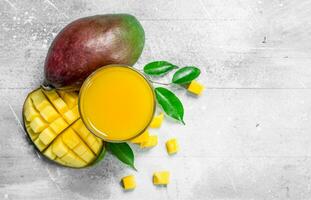 Mango succo nel bicchiere. foto