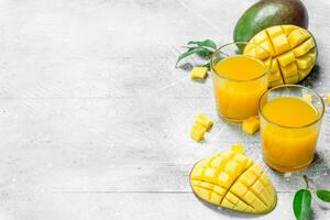 Mango succo nel bicchiere. foto