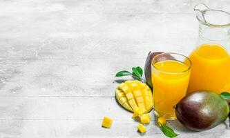 Mango succo nel brocca. foto