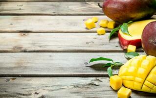 pezzi di Mango con fogliame. foto